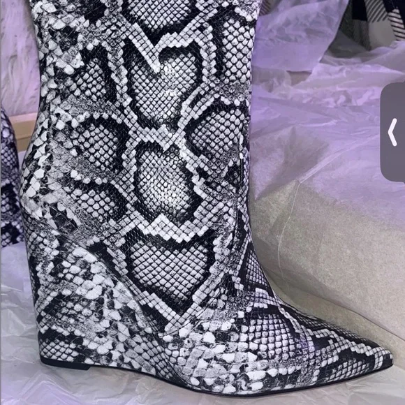 Michael Kors Black and White Snake Print Heeled Boots, PLEASE MAKE OFFERS!! - Picture 4 of 10